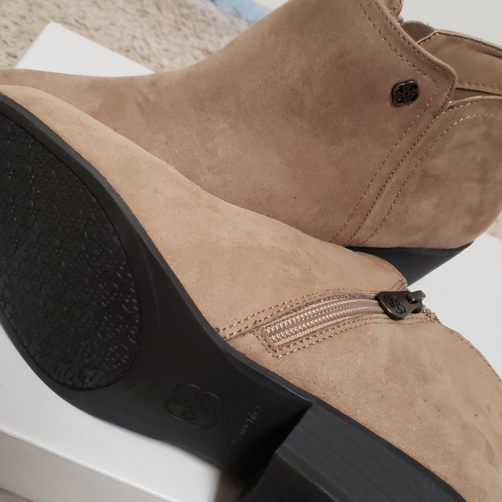NEW Daisy Fuentes booties